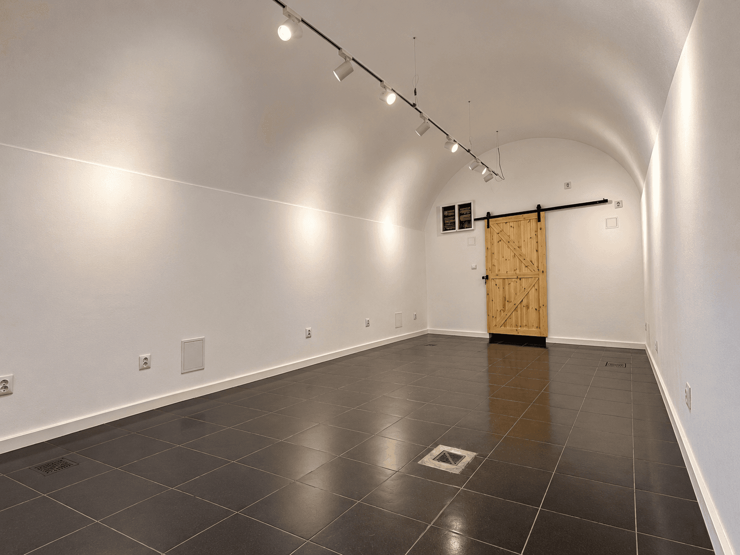 The first room on the right at the bottom of the stairs. Self-contained, and easy to dedicate to a single installation, brand moment or presentation set apart from the rest of the route.
